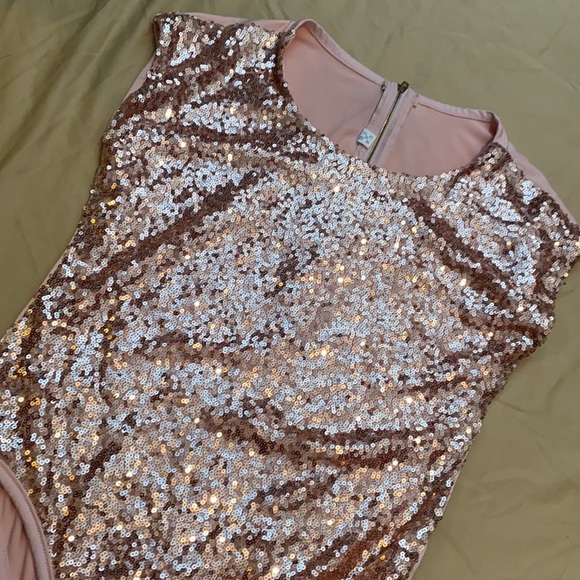 Pink sequence one piece - Picture 4 of 4